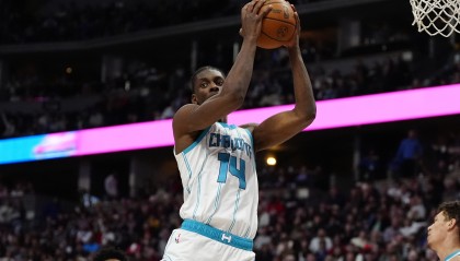 开云体育网站-黄雀在后！米切尔速推反击上篮 迪亚巴特奋力追防送钉板大帽